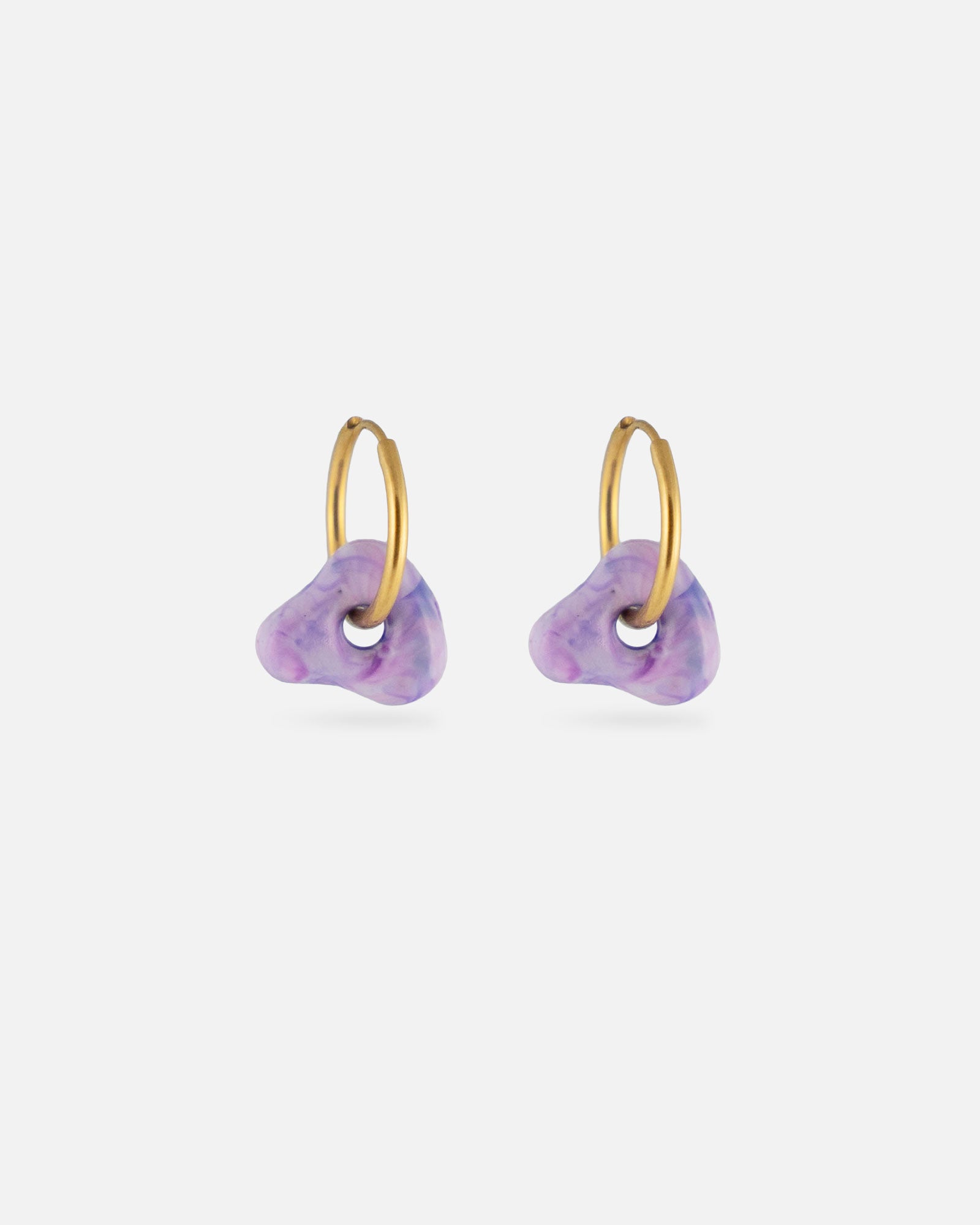 KOHO Hoops Nalea Gold mit lilafarbenem Charm aus recyceltem Meeresplastik