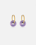 KOHO Hoops Noa Gold mit lilafarbenem Charm aus recyceltem Meeresplastik