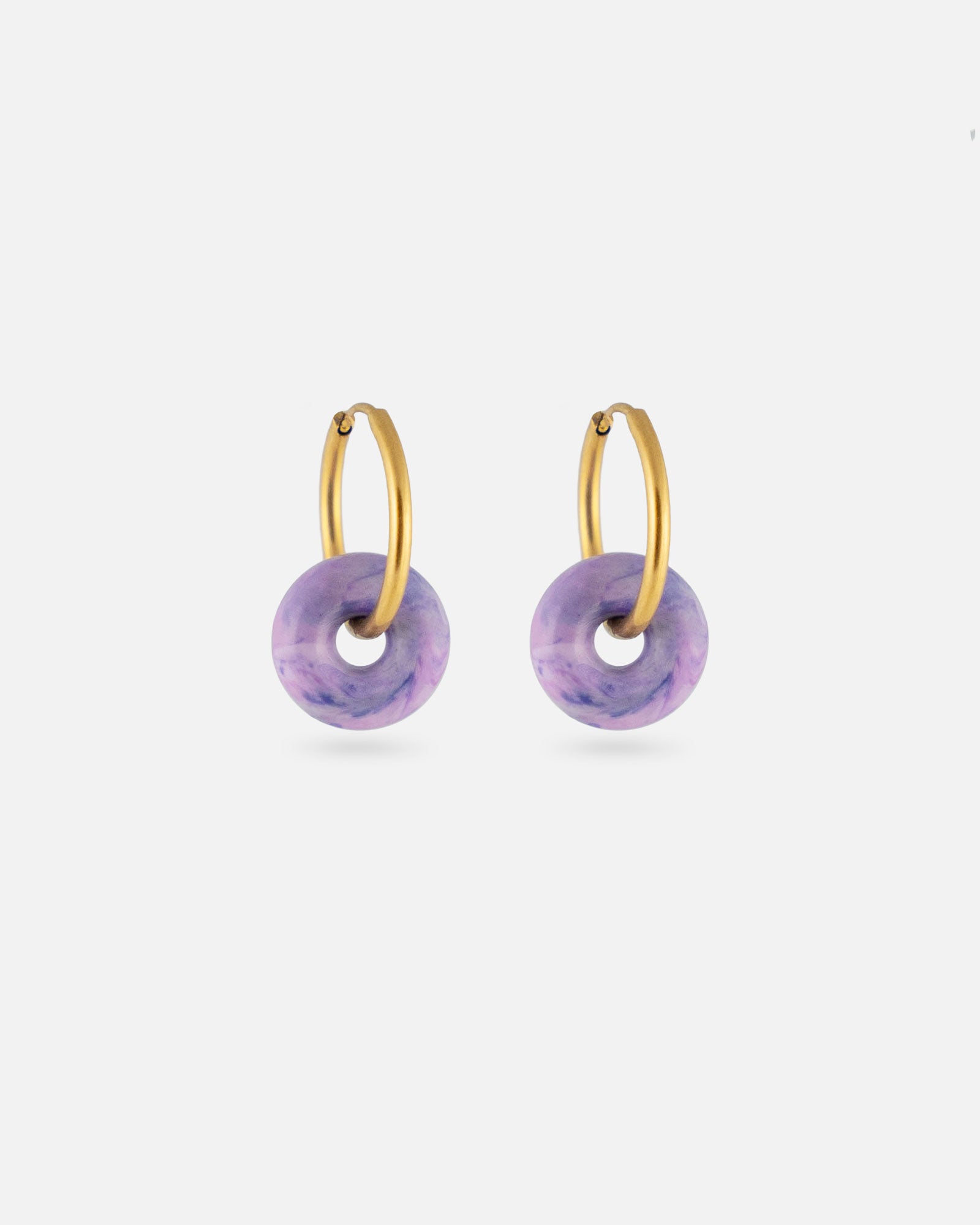 KOHO Hoops Noa Gold mit lilafarbenem Charm aus recyceltem Meeresplastik
