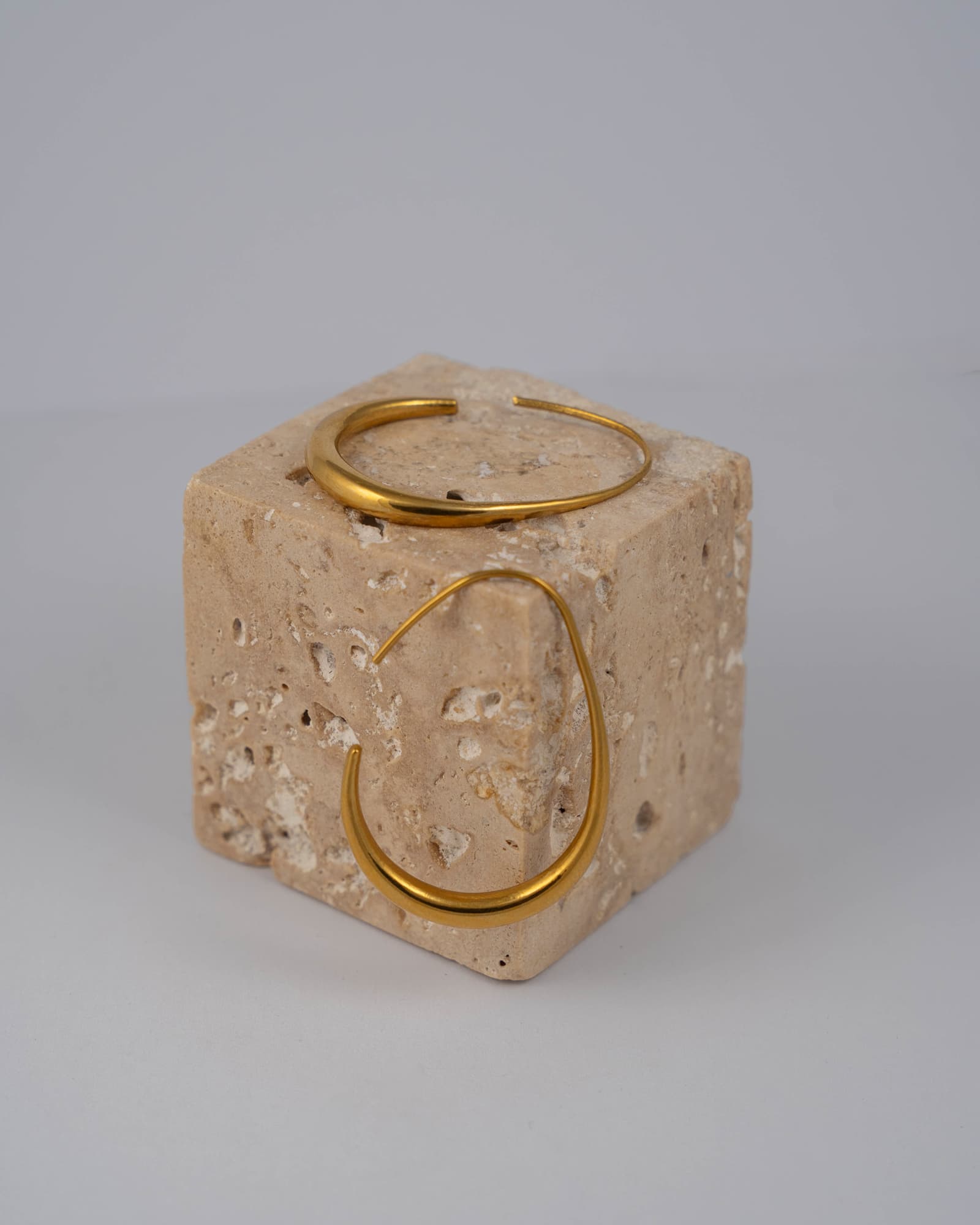 Kailani Hoops Gold offene Ohrringe aus 18K vergoldetem Edelstahl mit geschwungener Form