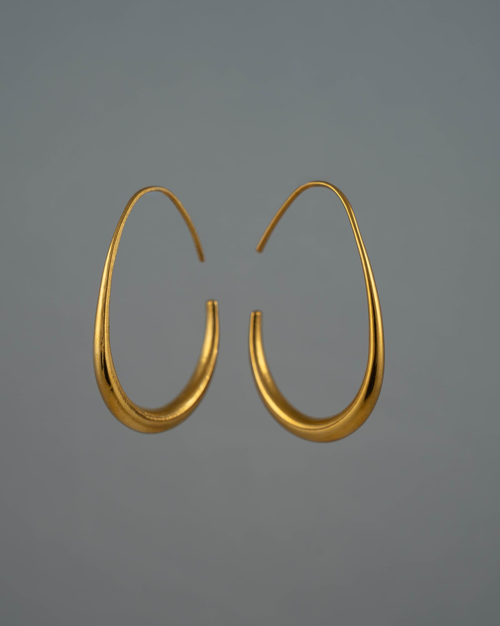 Kailani Hoops Gold offene Ohrringe aus 18K vergoldetem Edelstahl mit geschwungener Form