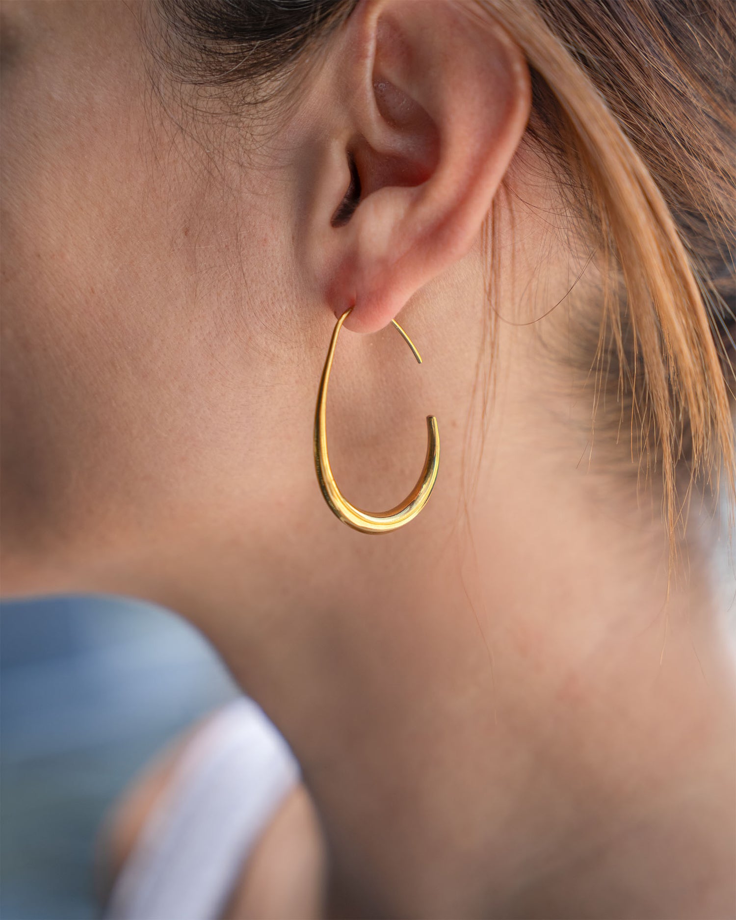 Kailani Hoops Gold offene Ohrringe aus 18K vergoldetem Edelstahl mit geschwungener Form