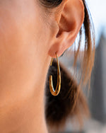 Kailani Hoops Gold offene Ohrringe aus 18K vergoldetem Edelstahl mit geschwungener Form