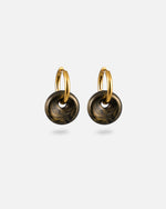 Goldene kräftige KOHO Creolen mit grossen runden Kaori Charms in Golden Shores, schwarz-gold marmoriert