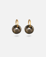 Goldene feine KOHO Creolen mit grossen runden Kaori Charms in Golden Shores, schwarz-gold marmoriert