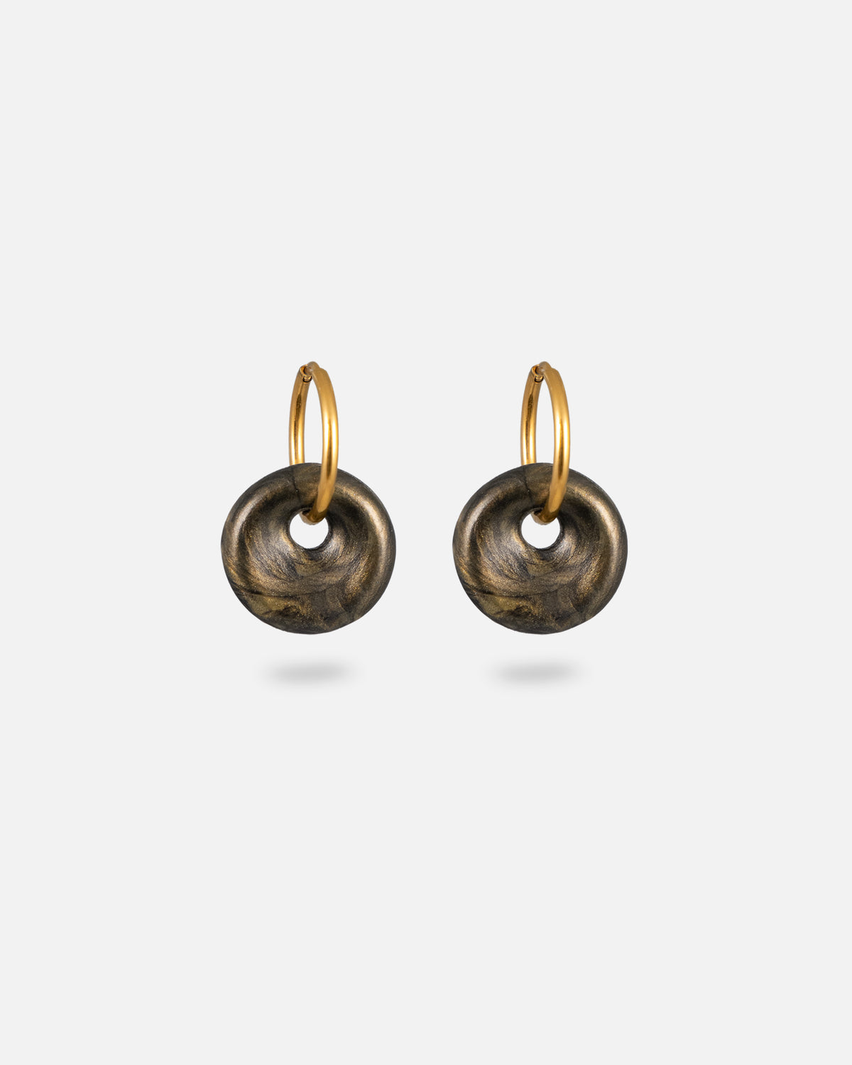 Goldene feine KOHO Creolen mit grossen runden Kaori Charms in Golden Shores, schwarz-gold marmoriert