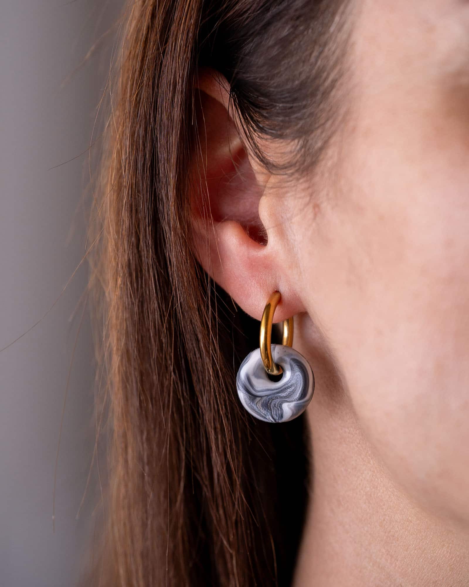 KOHO Kaori Bold Look Ohrring mit Storm Tide Charm am Ohr getragen