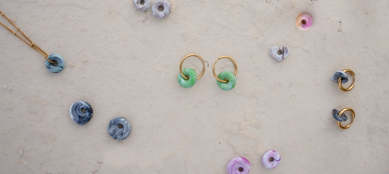 KOHO Hero-Bild mit bunten Charms aus recyceltem Plastik