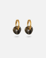 Goldene kräftige KOHO Creolen mit organisch gerundeten Lamai Charms in Golden Shores, schwarz-gold marmoriert