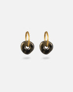 Goldene feine KOHO Creolen mit organisch gerundeten Lamai Charms in Golden Shores, schwarz-gold marmoriert