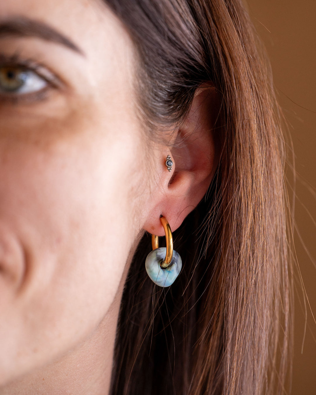 Goldene Ohrringe mit recyceltem Charm aus Meeresplastik 