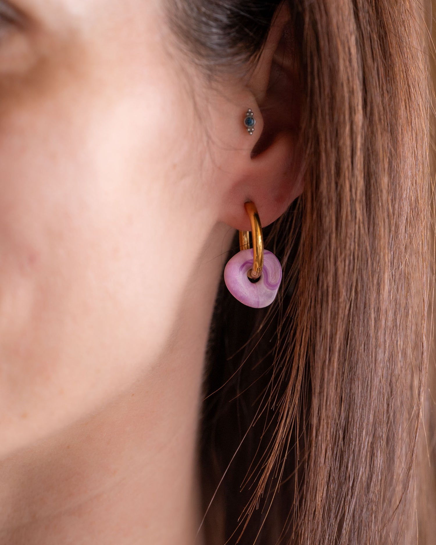 Goldene Ohrringe mit recyceltem Charm aus Meeresplastik 