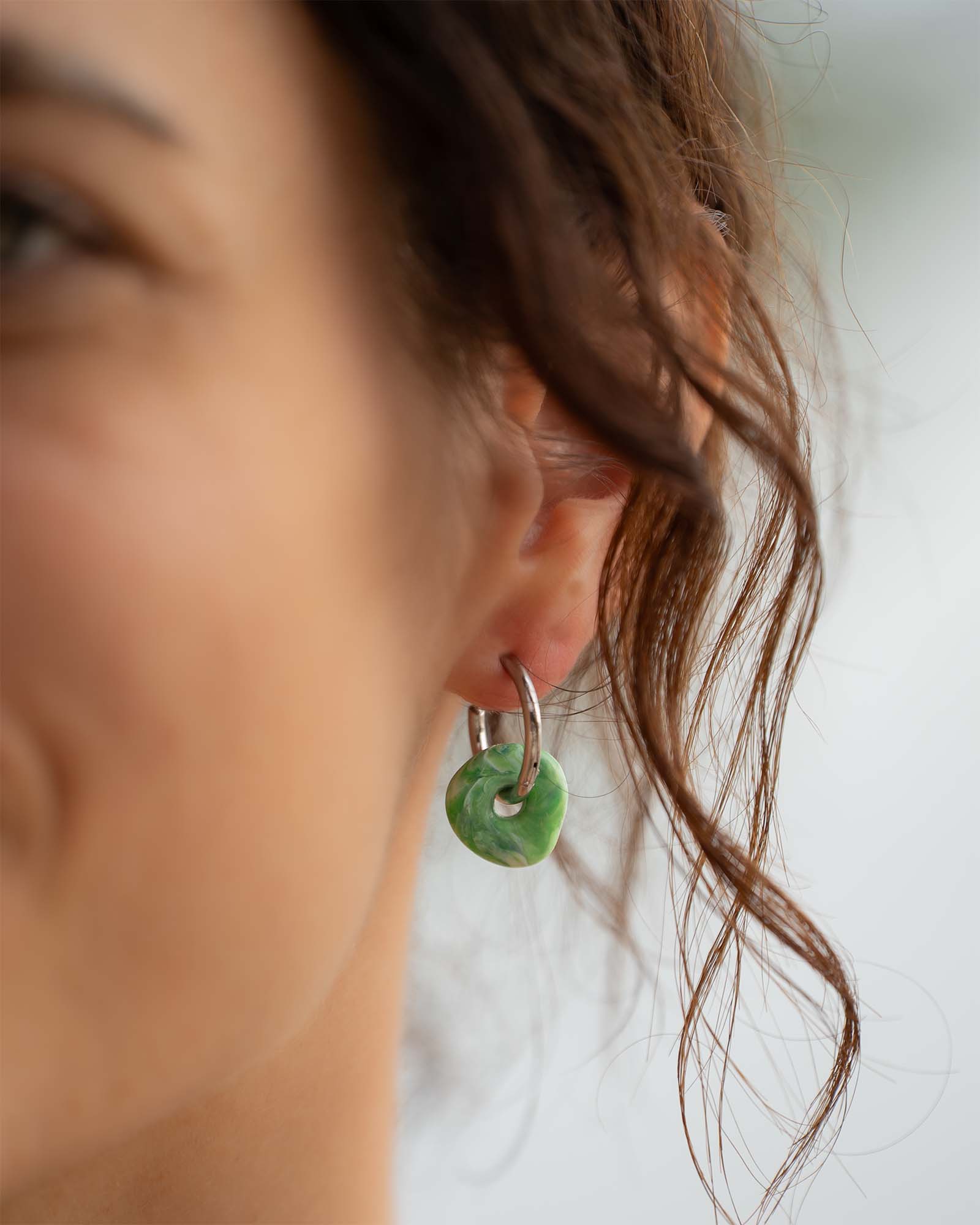 Frau trägt Creolen Mix&Match Silber mit Anhänger aus recyceltem Meeresplastik