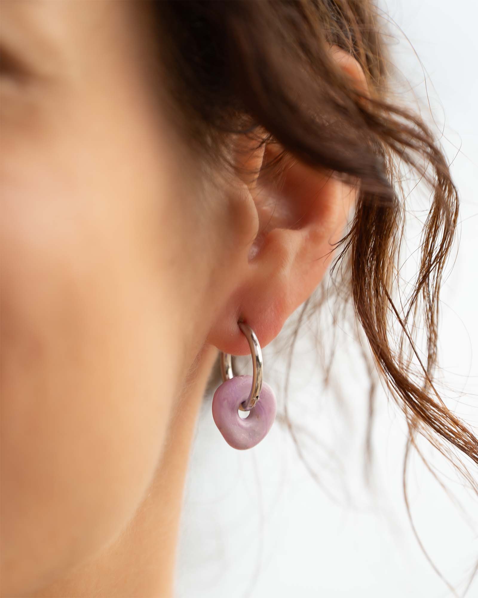 Rosa farbener Anhänger aus Meerresplastik mit Silber Ohrring von KOHO Schmuck