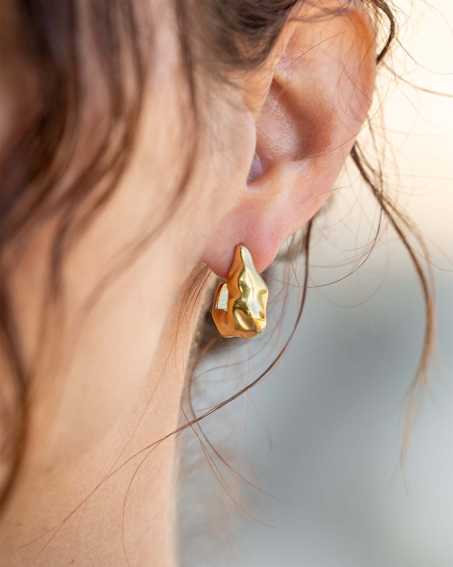 Goldene Ohrstecker Wasserfest Statement Look von KOHO
