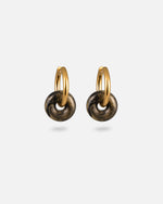 Goldene kräftige KOHO Creolen mit mittelgrossen runden Mali Charms in Golden Shores, schwarz-gold marmoriert