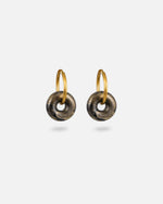 Goldene feine KOHO Creolen mit mittelgrossen runden Mali Charms in Golden Shores, schwarz-gold marmoriert