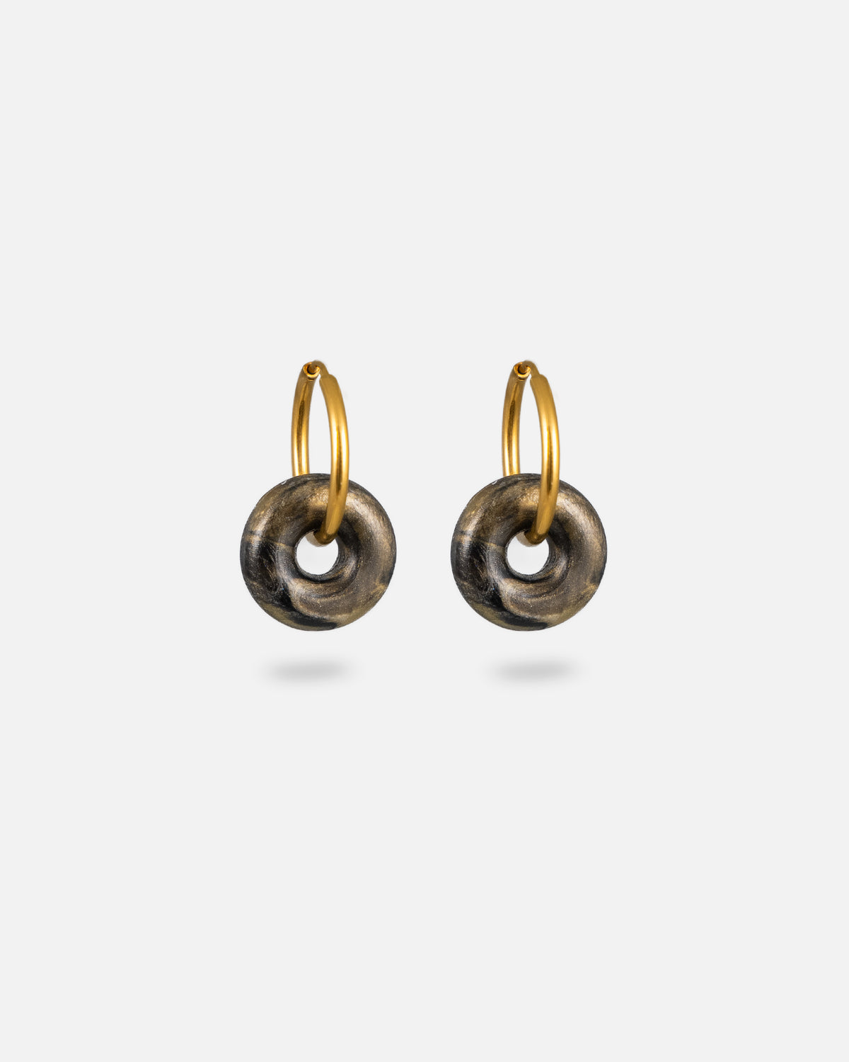Goldene feine KOHO Creolen mit mittelgrossen runden Mali Charms in Golden Shores, schwarz-gold marmoriert