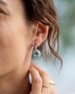 Blauer Ohrring Anhänger aus recyceltem Meeresplastik mit Silber Creolen