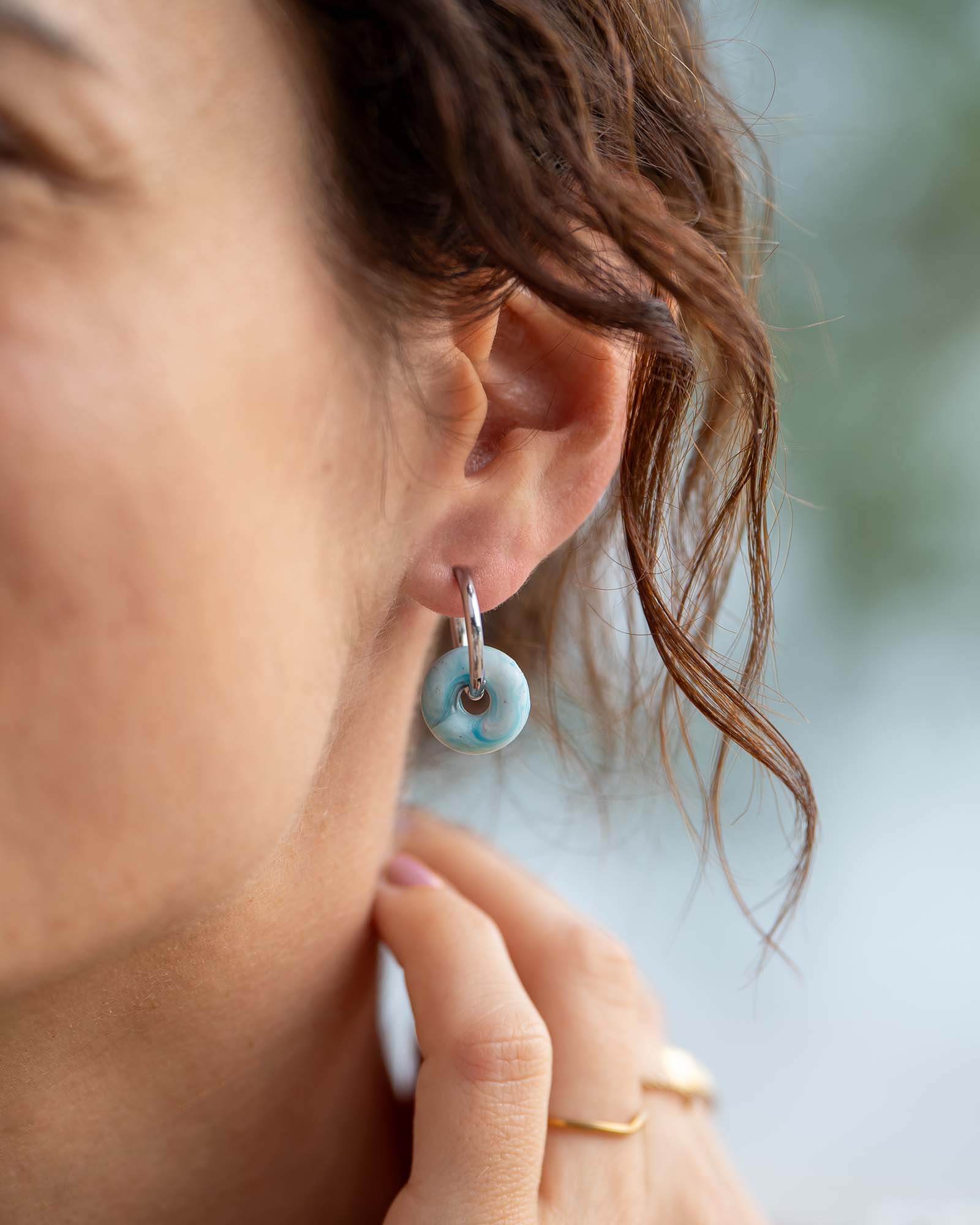 Blauer Ohrring Anhänger aus recyceltem Meeresplastik mit Silber Creolen