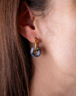 Goldene Ohrringe mit recyceltem Charm aus Meeresplastik 