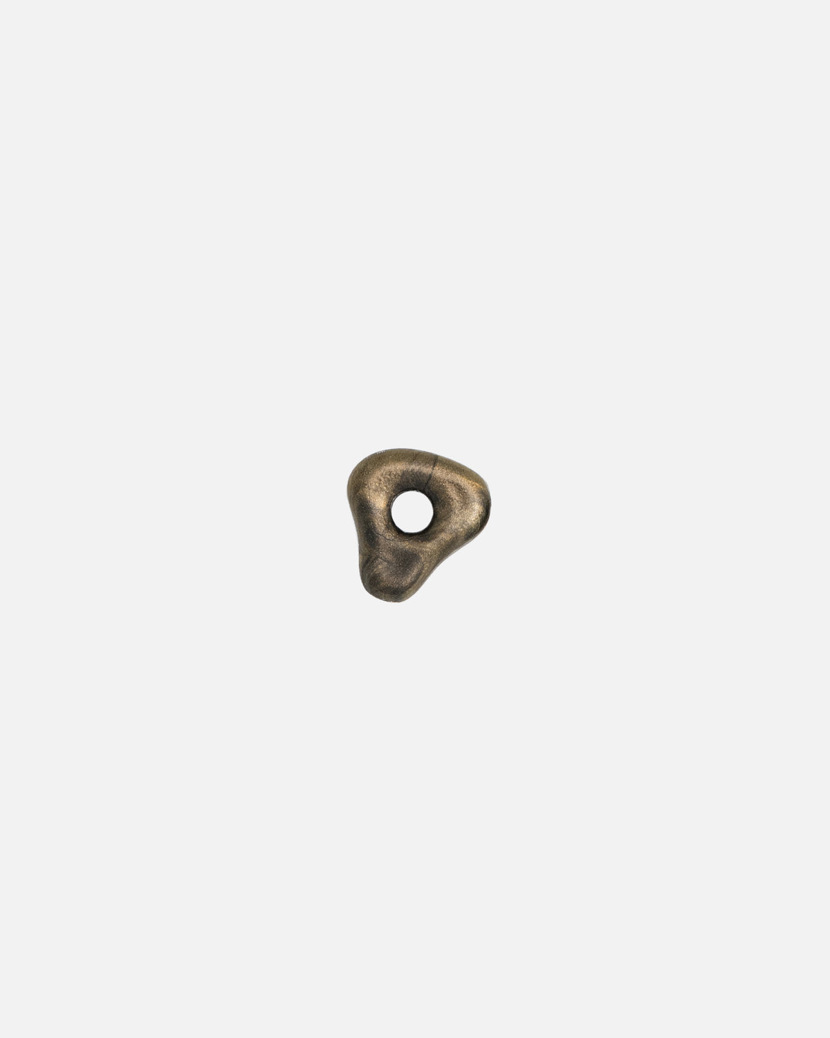 KOHO Nalea Charm in Golden Shores, organisch dreieckige Form mit schwarz-goldener Marmorierung
