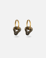 Goldene feine KOHO Creolen mit organisch dreieckigen Nalea Charms in Golden Shores, schwarz-gold marmoriert