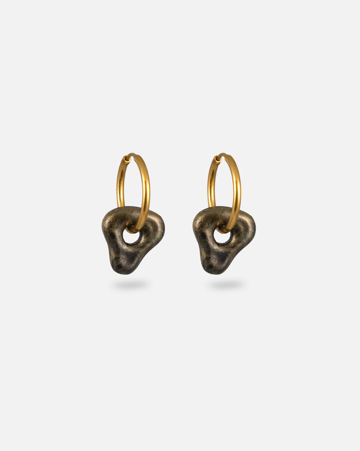 Goldene feine KOHO Creolen mit organisch dreieckigen Nalea Charms in Golden Shores, schwarz-gold marmoriert