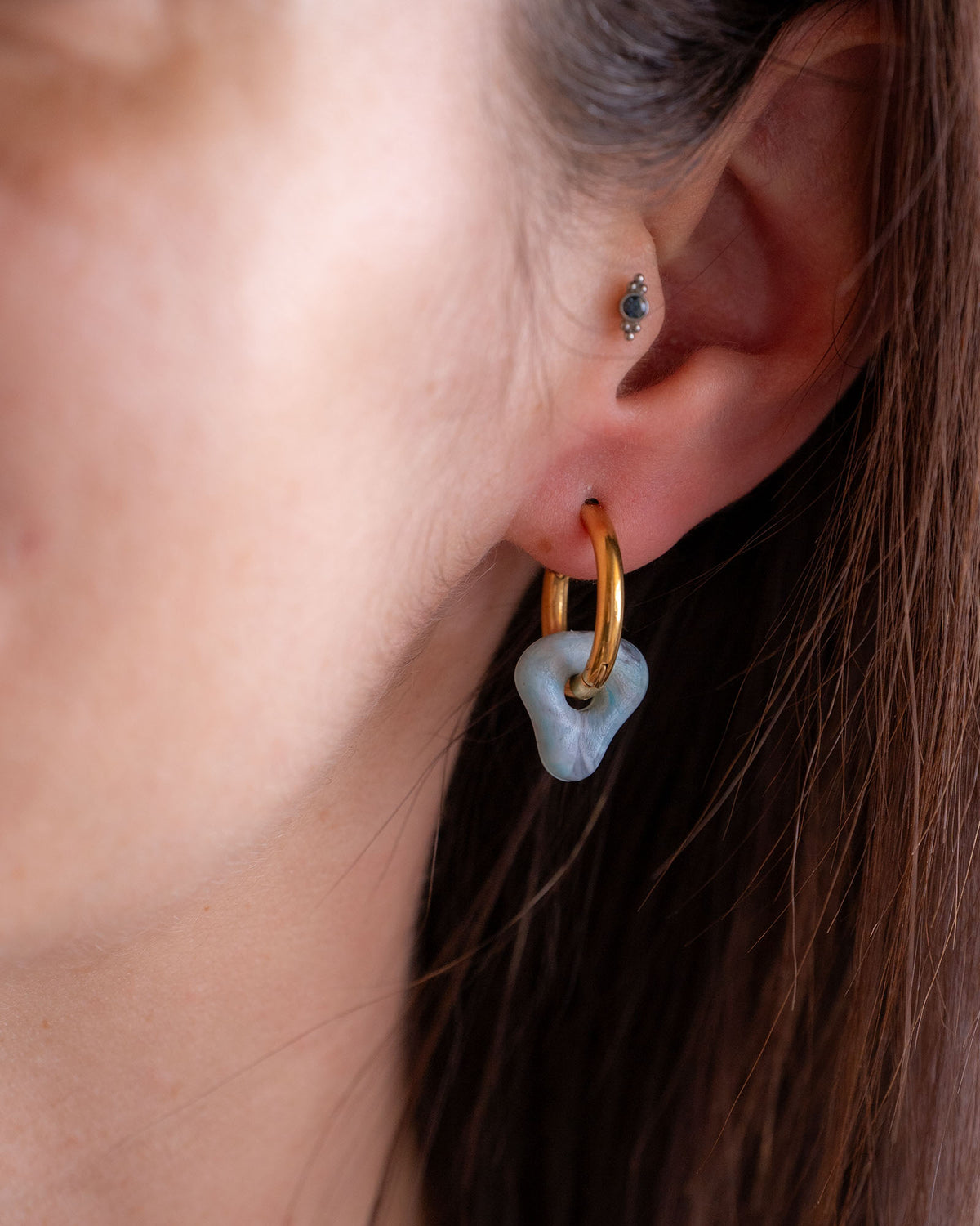 Goldene Ohrringe mit recyceltem Charm aus Meeresplastik 