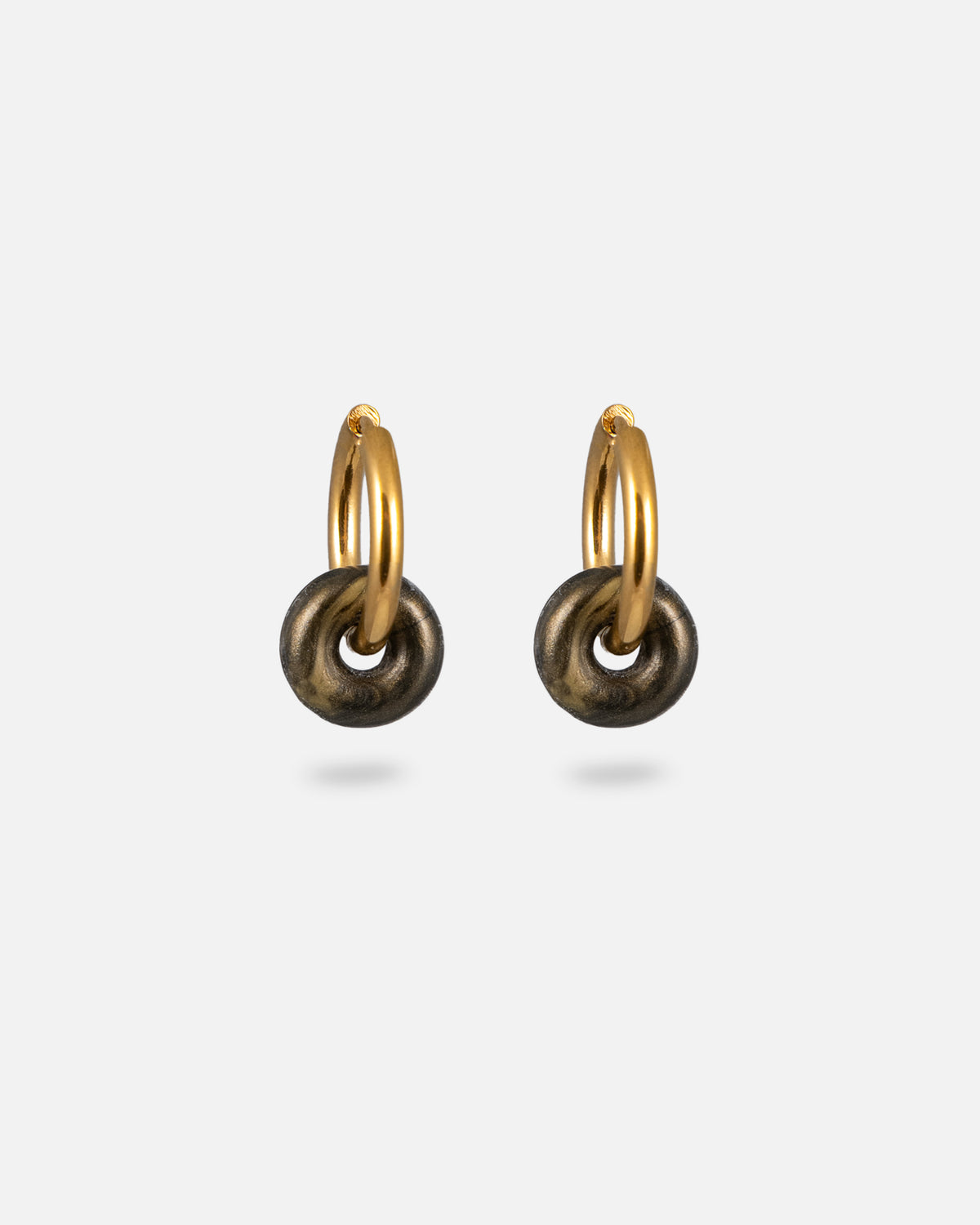 Goldene kräftige KOHO Creolen mit kleinen runden Noa Charms in Golden Shores, schwarz-gold marmoriert