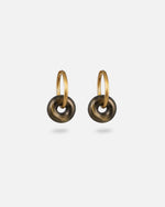 Goldene feine KOHO Creolen mit kleinen runden Noa Charms in Golden Shores, schwarz-gold marmoriert