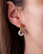 Goldene Ohrringe mit recyceltem Charm aus Meeresplastik 