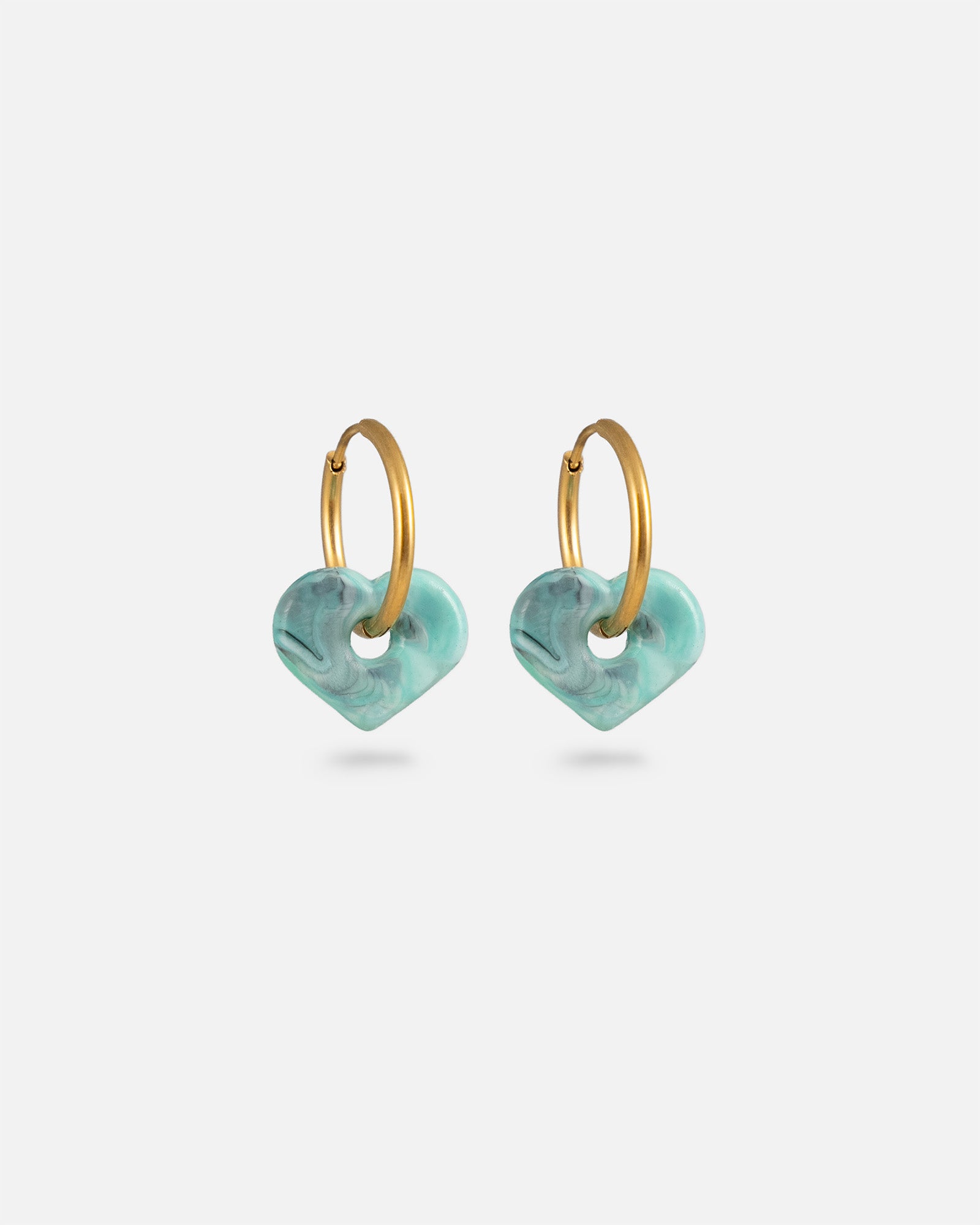 Creolen Edelstahl Gold Fine Look mit türkis Anura Charms aus recyceltem Meeresplastik