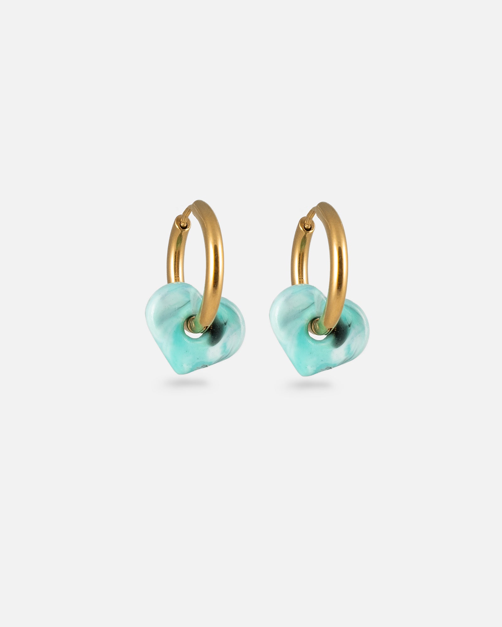 Creolen Anura Gold Edelstahl mit türkis grünen Charms aus recyceltem Meeresplastik von KOHO
