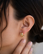 Capri Hoops Gold aus 18K vergoldetem Edelstahl mit moderner C-Form