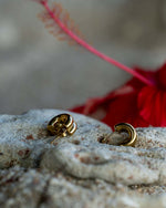 Capri Hoops Gold aus 18K vergoldetem Edelstahl mit moderner C-Form