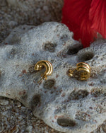Capri Hoops Gold aus 18K vergoldetem Edelstahl mit moderner C-Form