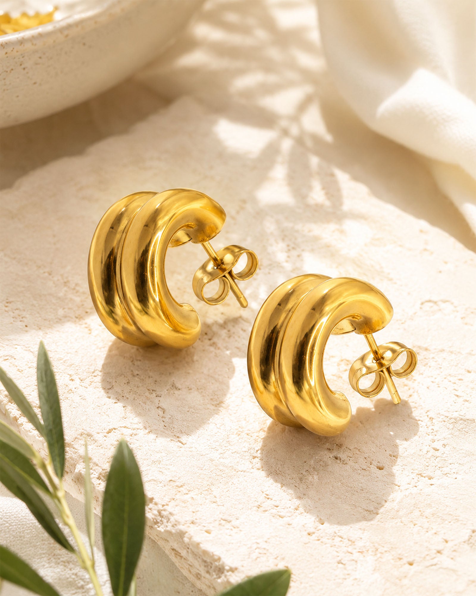 Capri Hoops Gold aus 18K vergoldetem Edelstahl mit moderner C-Form