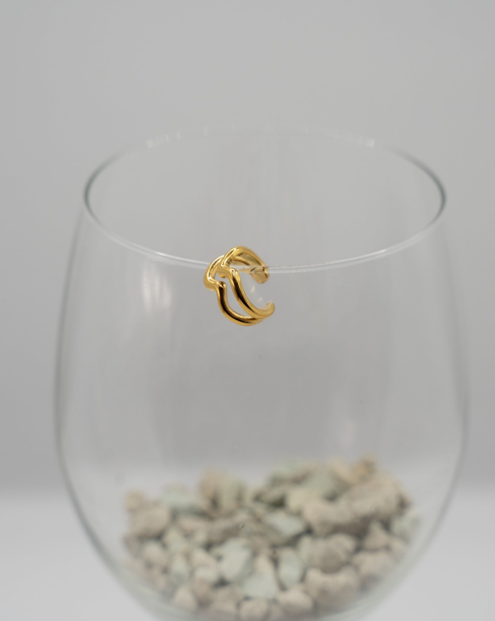 Goldenes Earcuff Flow gewelltes Design