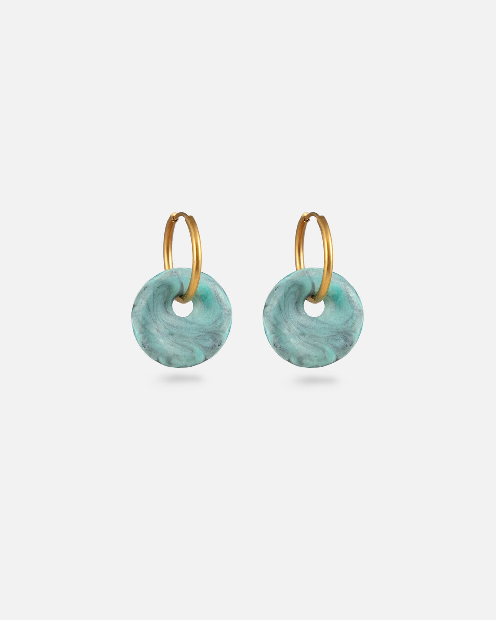 Creolen Edelstahl Gold Fine Look mit türkis Kaori Charms aus recyceltem Meeresplastik