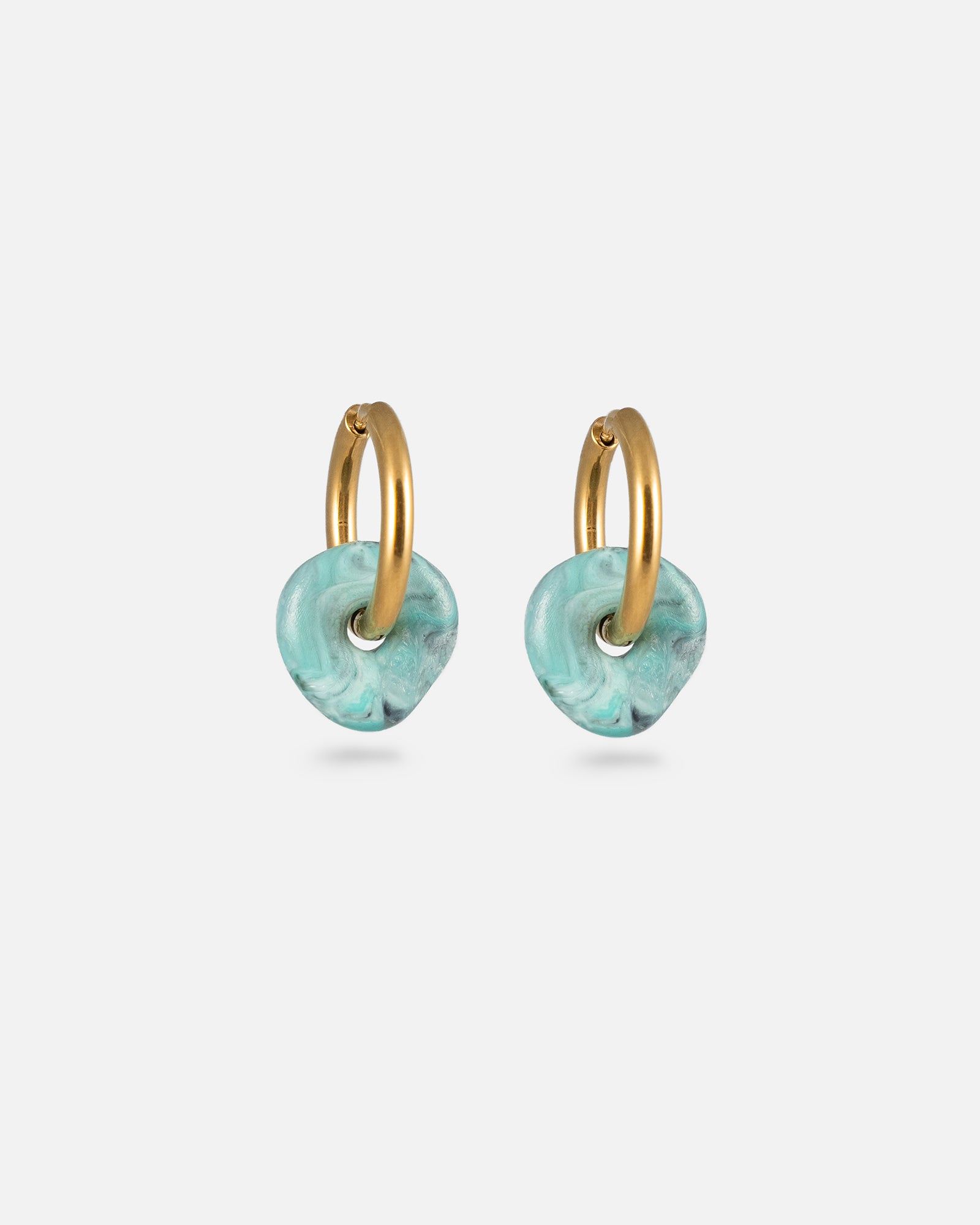 Creolen Lamai Gold Edelstahl mit türkis grünen Charms aus recyceltem Meeresplastik von KOHO