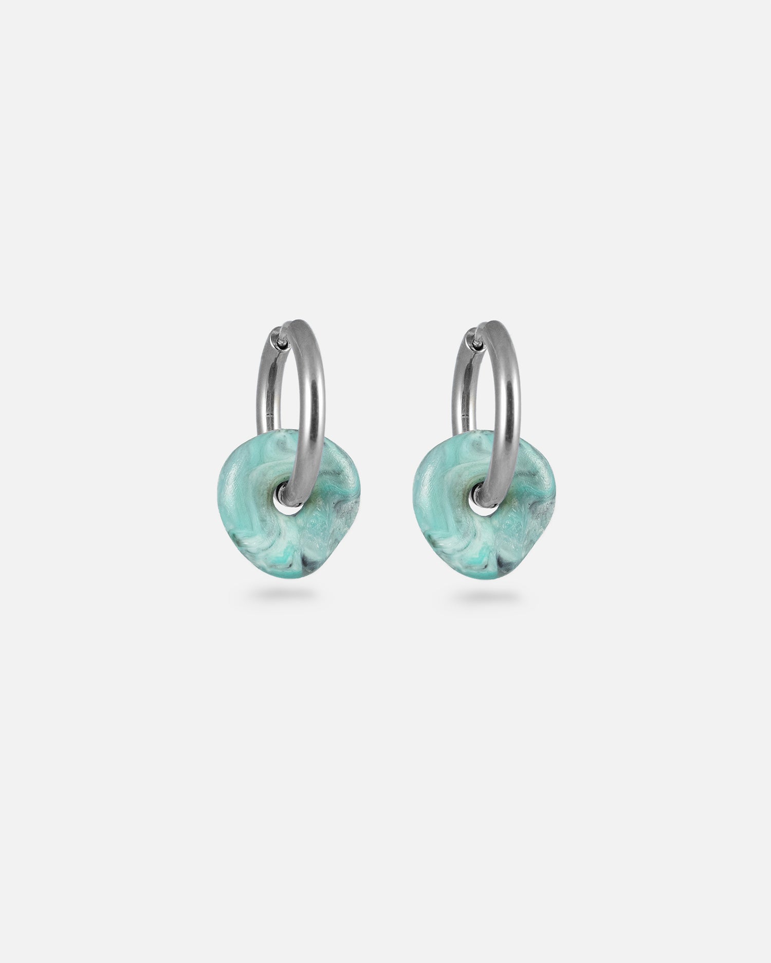 Creolen Lamai Silber Edelstahl mit türkis grünen Charms aus recyceltem Meeresplastik von KOHO