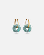 Creolen Edelstahl Gold Fine Look mit türkis Mali Charms aus recyceltem Meeresplastik
