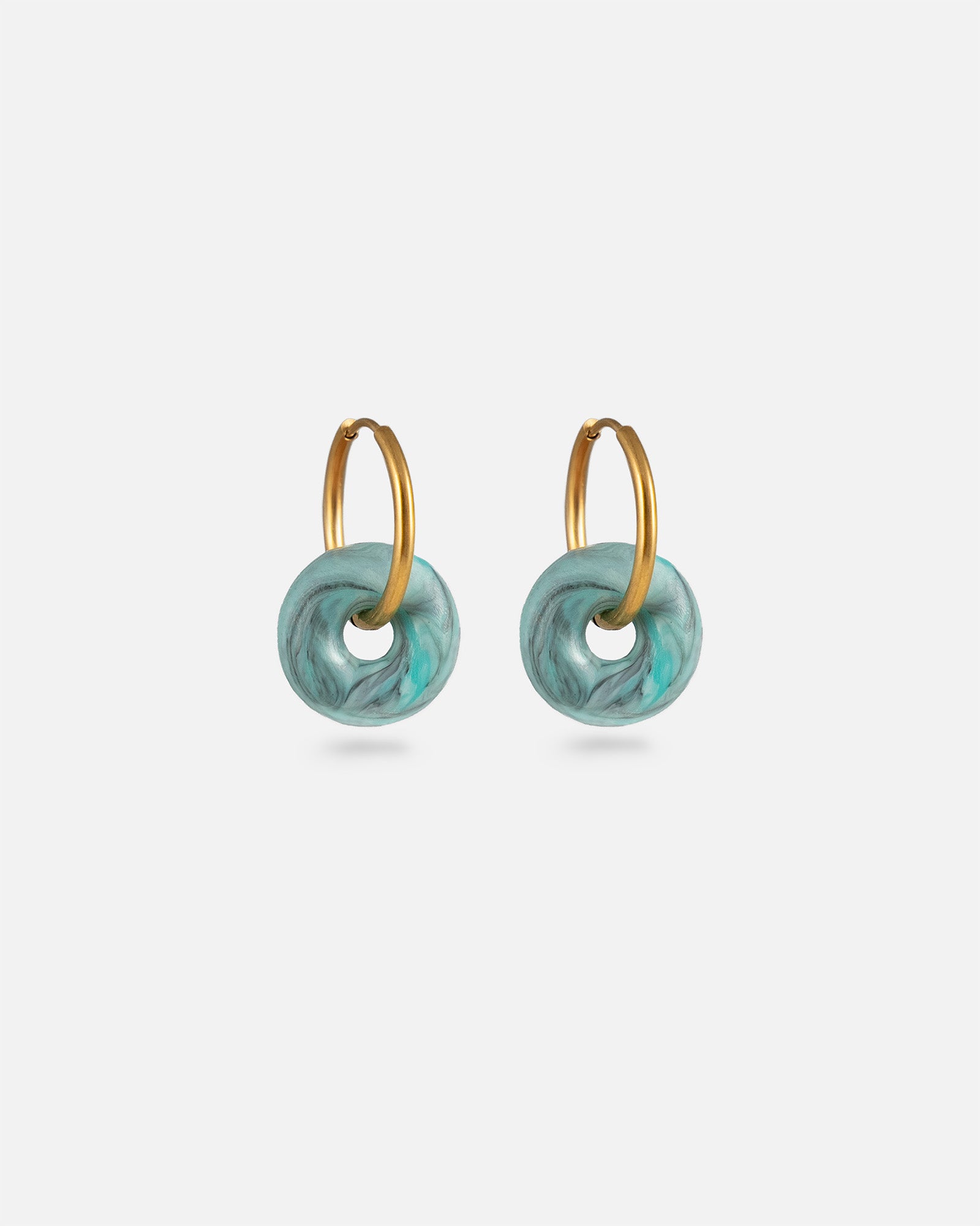Creolen Edelstahl Gold Fine Look mit türkis Mali Charms aus recyceltem Meeresplastik