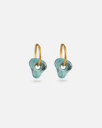 Creolen Edelstahl Gold Fine Look mit türkis Nalea Charms aus recyceltem Meeresplastik