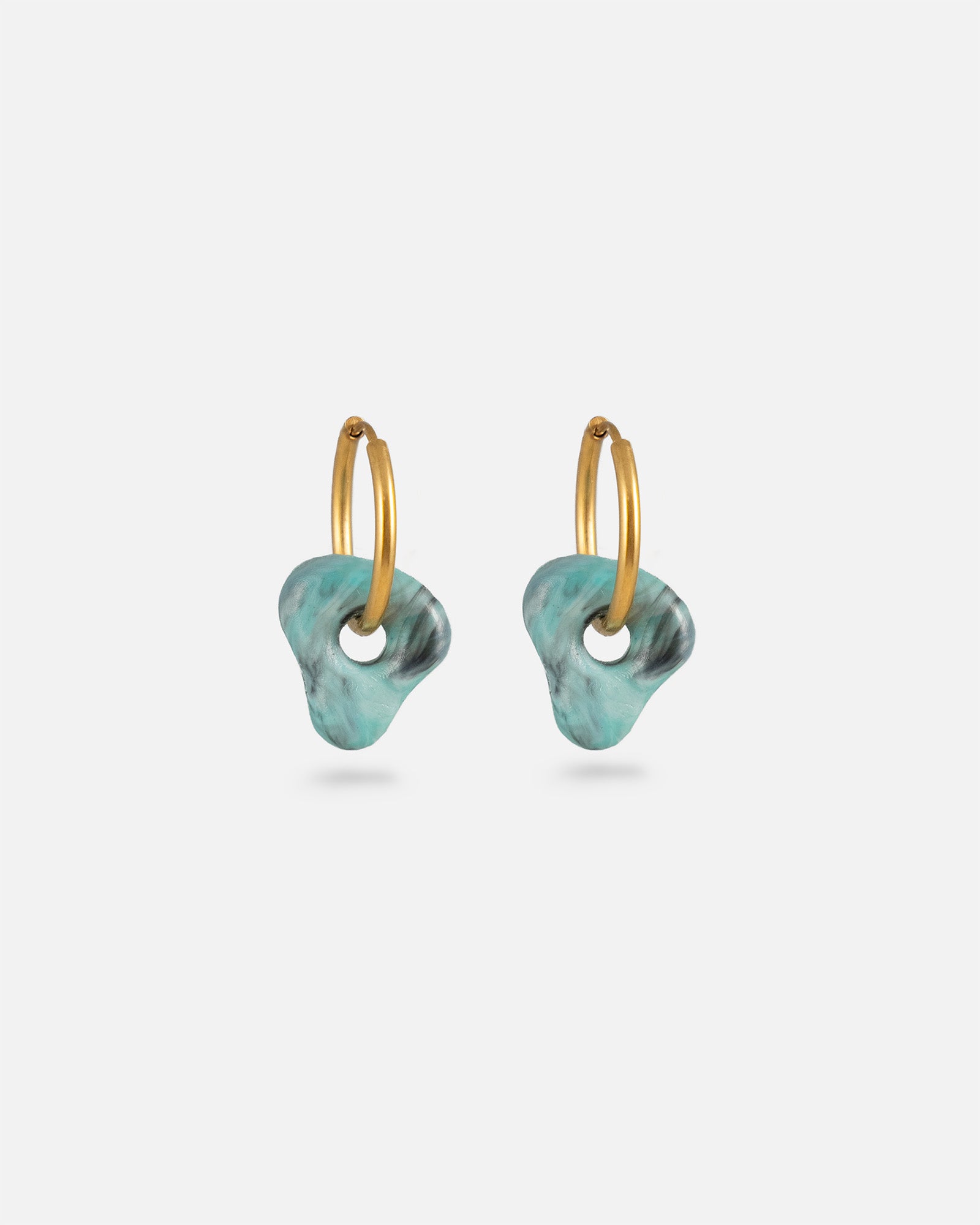 Creolen Edelstahl Gold Fine Look mit türkis Nalea Charms aus recyceltem Meeresplastik