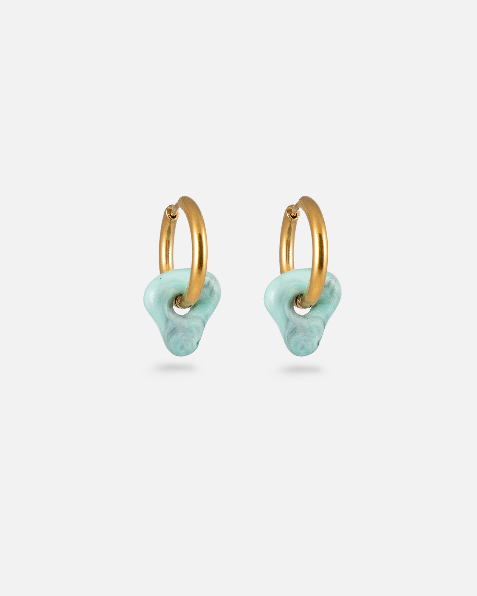 Creolen Nalea Gold Edelstahl mit türkis grünen Charms aus recyceltem Meeresplastik von KOHO