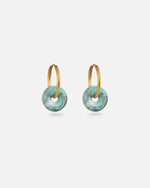 Creolen Edelstahl Gold Fine Look mit türkis Noa Charms aus recyceltem Meeresplastik