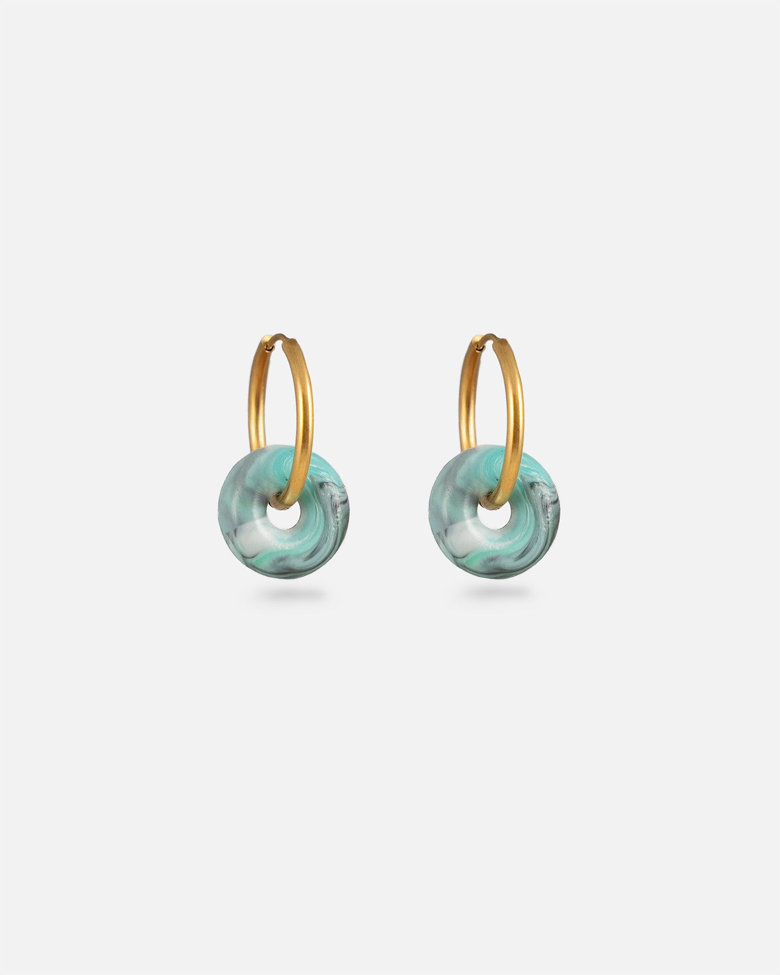 Creolen Edelstahl Gold Fine Look mit türkis Noa Charms aus recyceltem Meeresplastik