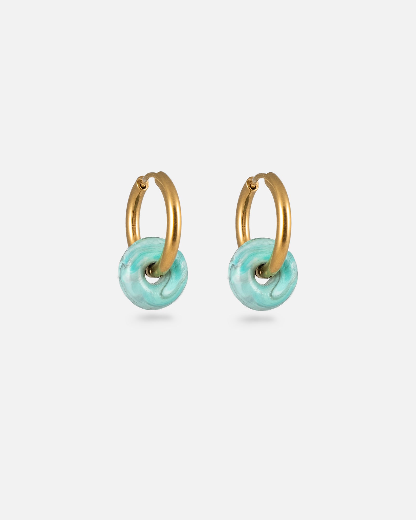 Creolen Noa Gold Edelstahl mit türkis grünen Charms aus recyceltem Meeresplastik von KOHO